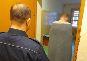 Funkcjonariusze z zatrzymanym.