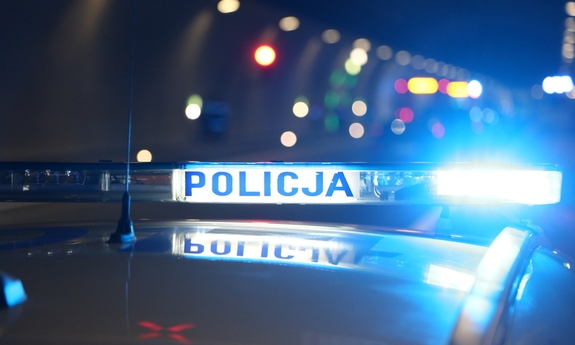 Sygnalizator na dachu radiowozu z napisem Policja.