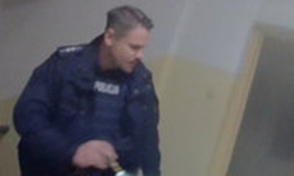 Funkcjonariusz w trakcie interwencji.