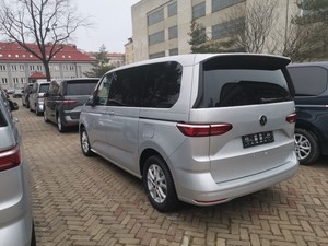 Zdjęcie przedstawia bok i tył pojazdu typu furgon osobowy marki Volkswagen Multivan