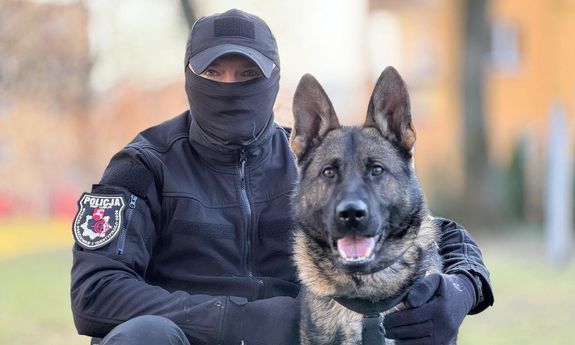 policjant z psem.