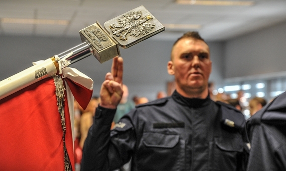 Policjant podczas ślubowania.