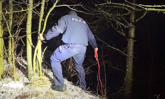 Funkcjonariusz w trakcie poszukiwań.