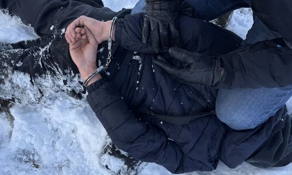 policjant z zatrzymanym.