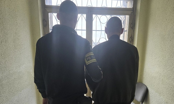 Policjant z zatrzymanym mężczyzną.