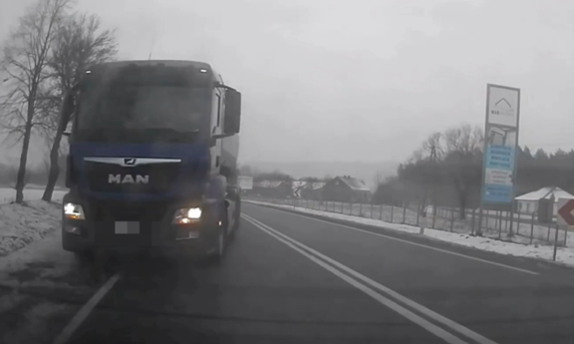Stopklatka z nagrania wideorejestratora przedstawia ciężarówkę.
