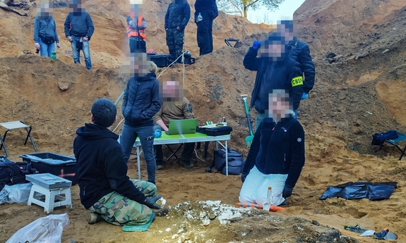 Funkcjonariusze pracują na miejscu ukrycia zwłok.