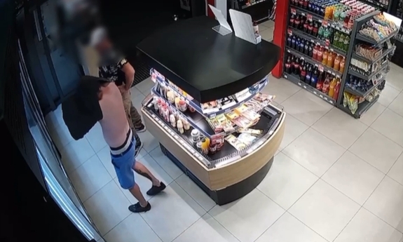 Stopklatka z nagrania monitoringu. Dwóch sprawców napadu na stacji benzynowej.