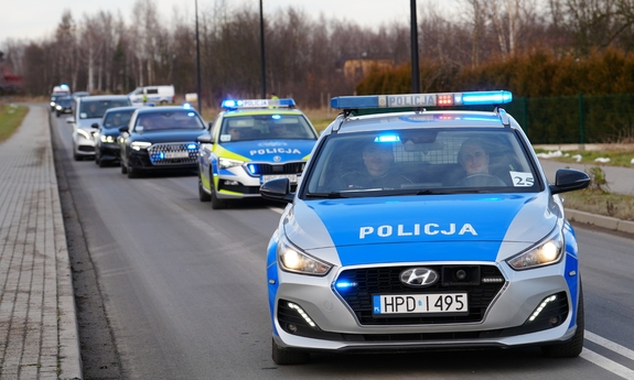 Policyjne radiowozy pilotujące pojazdy gości obchodów 80. rocznicy wyzwolenia byłego niemieckiego nazistowskiego obozu koncentracyjnego i zagłady Auschwitz – Birkenau