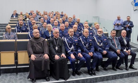 zaproszeni siedzą.