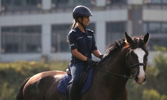 Policjantka na koniu.