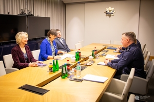 Prokurator Generalna Prokuratury Europejskiej oraz zastępca komendanta głównego Policji i inne osoby podczas spotkania w Komendzie Głównej Policji.