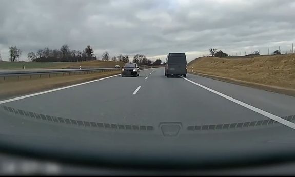 kobieta jedzie pod prąd.