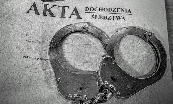kajdanki leżą na katach.