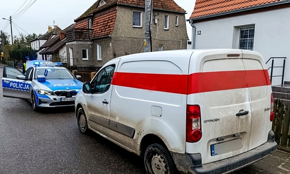 Zatrzymany do kontroli drogowy samochód firmy kurierskiej i oznakowany radiowóz policyjny.