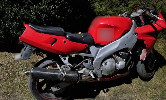 Motocykl w kolorze czerwonym.