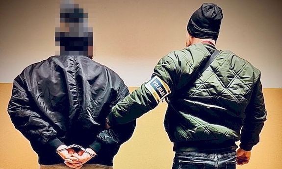 policjant z zatrzymanym.