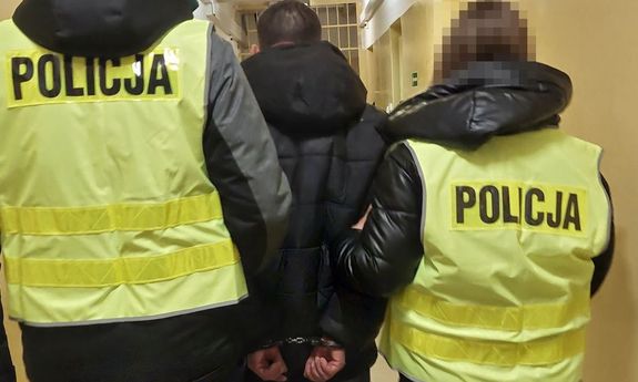 policjant z zatrzymanym.
