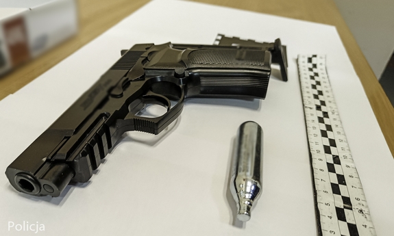 Zabezpieczona przez policjantów broń i nabój.