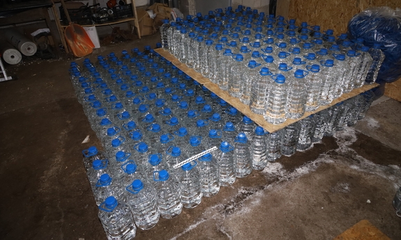 Plastikowe pojemniki z nielegalnym alkoholem