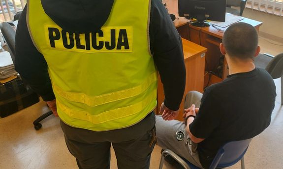 policjant z zatrzymanym.