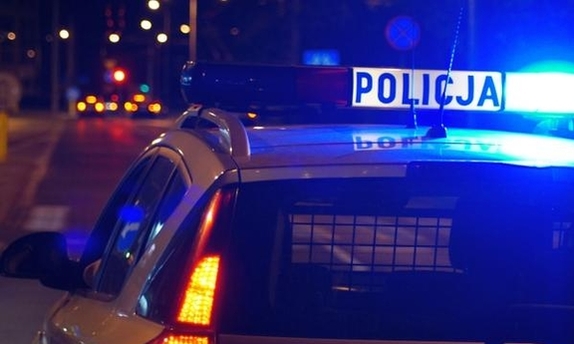 Pora nocna. Radiowóz policyjny na ulicy miasta.
