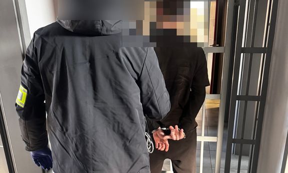 policjant z zatrzymanym.