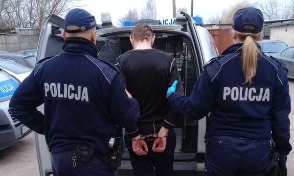 Dwoje funkcjonariuszy z zatrzymanym.