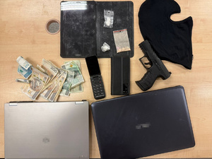 Zabezpieczone przedmioty: pieniądze, broń, dwa laptopy, kominiarka.