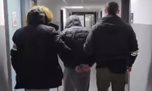 policjant z zatrzymanym.