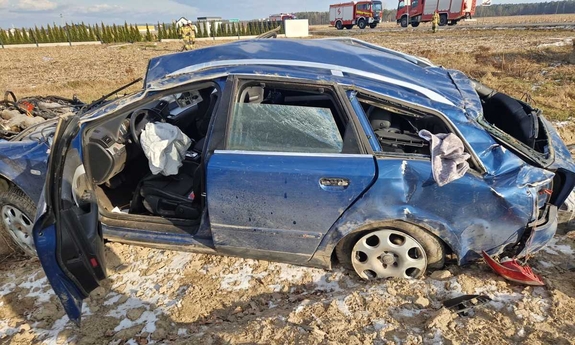 Uszkodzony samochód Audi na polu.