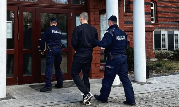 policjanci z zatrzymanym.