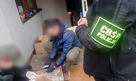 Funkcjonariusze w trakcie zabezpieczania nielegalnych papierosów.
