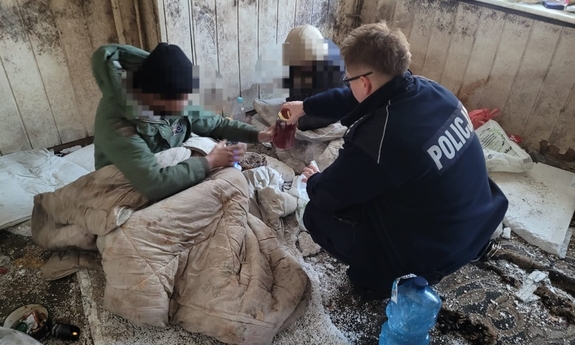 Dzielnicowa KP w Warce asp. szt. Aneta Ścisłowska pomagająca bezdomnej osobie.