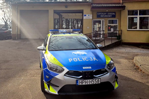 Na zdjęciu oznakowany radiowóz stoi pod szpitalnym oddziałem ratunkowym.