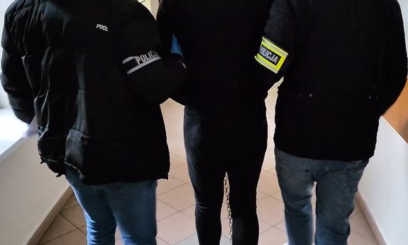policjanci z zatrzymanym.