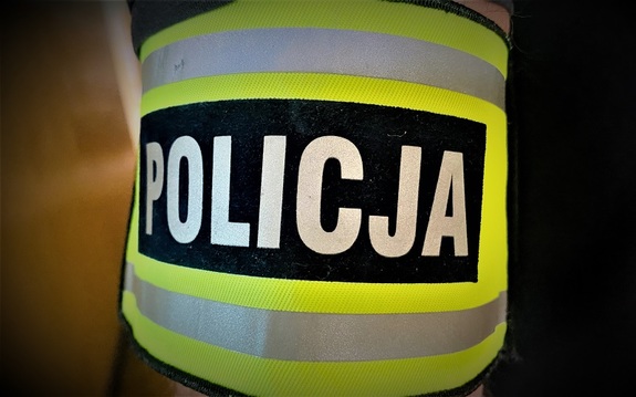 Opaska na ramieniu z napisem Policja.