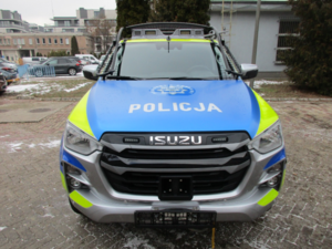 Zdjęcie przedstawia radiowóz oznakowany typu pick-up Isuzu D-MAX