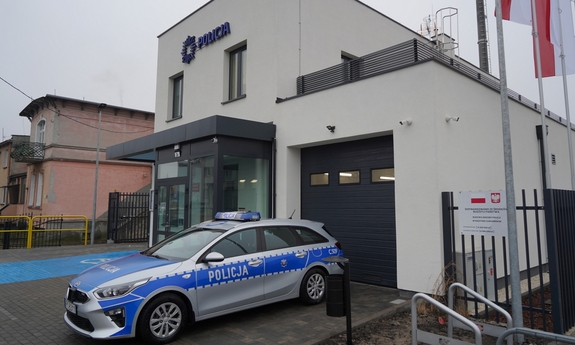 Radiowóz stoi przed nowym budynkiem Posterunku Policji.