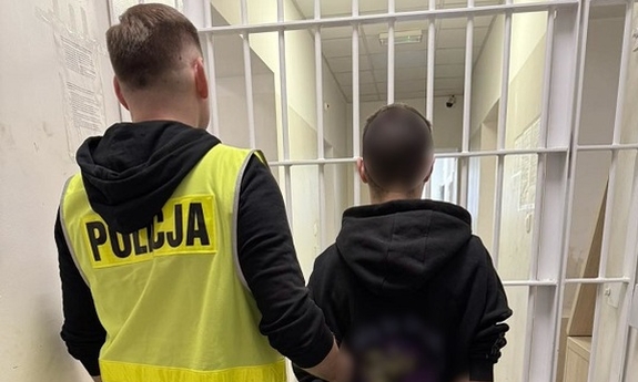 Policjant z zatrzymanym.