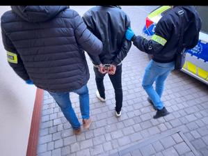 policjanci z zatrzymanym.