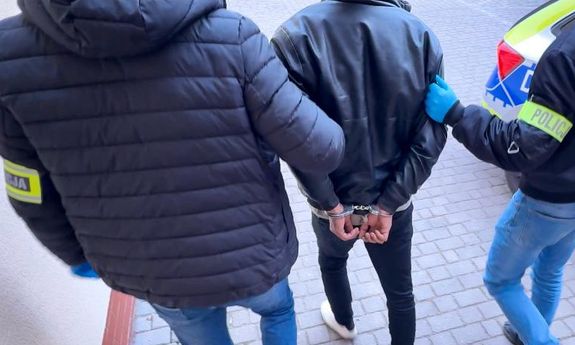 policjanci z zatrzymanym.