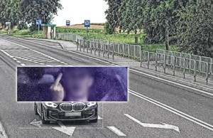Kolaż dwóch zdjęć przedstawia samochód na drodze i zbliżenie na kierowcę.