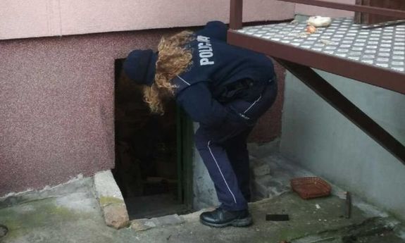 policjantka zagląda do piwnicy.