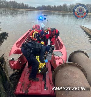 policjanci z ratownikami udzielają pomocy mężczyźnie.