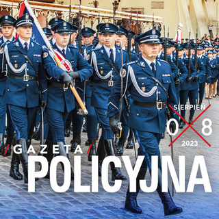 Fragment okładki sierpniowego nr Gazety Policyjnej przedstawiający maszerującą kompanię honorową Policji.