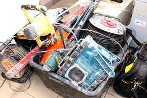 Odzyskane przez policjantów skradzione elektronarzędzia.