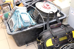 Odzyskane przez policjantów skradzione elektronarzędzia.