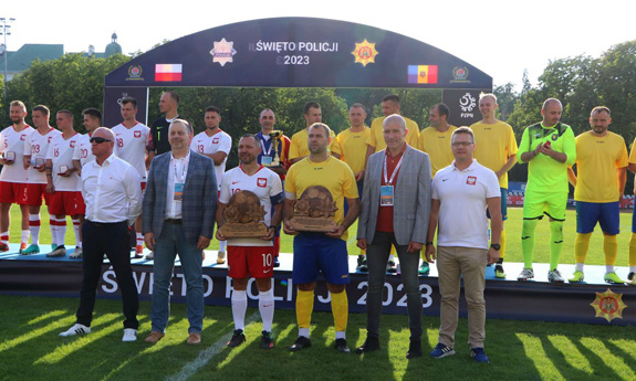 Zawodnicy polscy i mołdawscy na podium, kapitanowie prezentują pamiątkowe nagrody.
