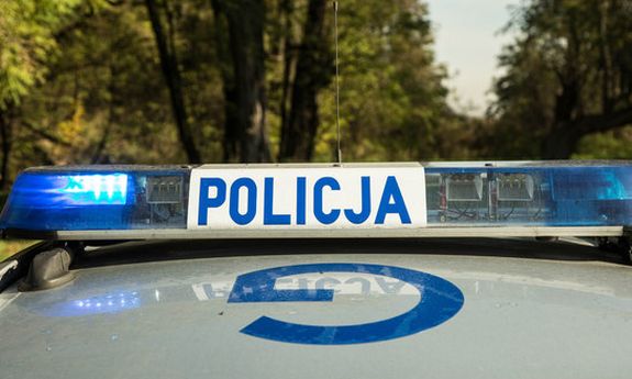 Napis Policja znajdujący się na belce na dachu radiowozu.